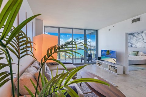 Condominio en alquiler en Miami, Florida, 2 dormitorios, 107.58 m2 № 2029866 - foto 2