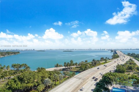 Condominio en alquiler en Miami, Florida, 2 dormitorios, 107.58 m2 № 2029866 - foto 12