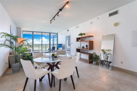Condominio en alquiler en Miami, Florida, 2 dormitorios, 107.58 m2 № 2029866 - foto 3