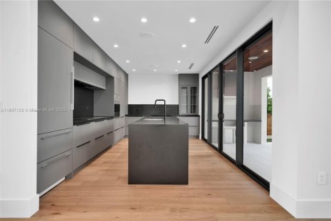 Villa ou maison à vendre à Miami, Floride: 5 chambres, 249.91 m2 № 1942769 - photo 10