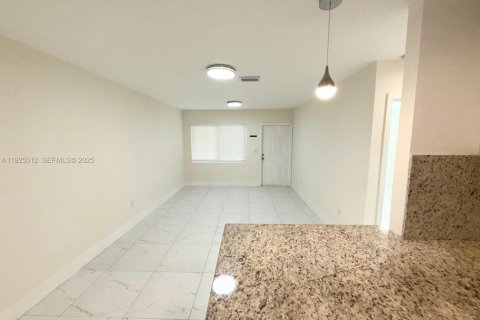 Villa ou maison à louer à Oakland Park, Floride: 1 chambre, 310.76 m2 № 1983494 - photo 3