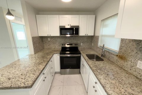 Villa ou maison à louer à Oakland Park, Floride: 1 chambre, 310.76 m2 № 1983494 - photo 4