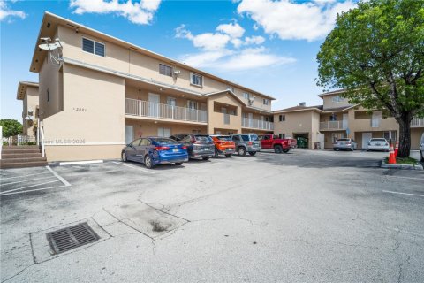 Condo in Hialeah, Florida, 2 bedrooms  № 1944122 - photo 2
