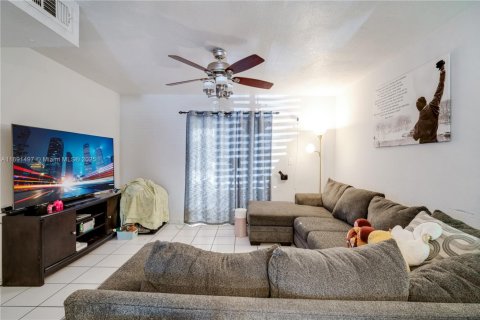 Condo in Hialeah, Florida, 2 bedrooms  № 1944122 - photo 5