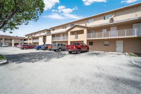 Condo in Hialeah, Florida, 2 bedrooms  № 1944122 - photo 1