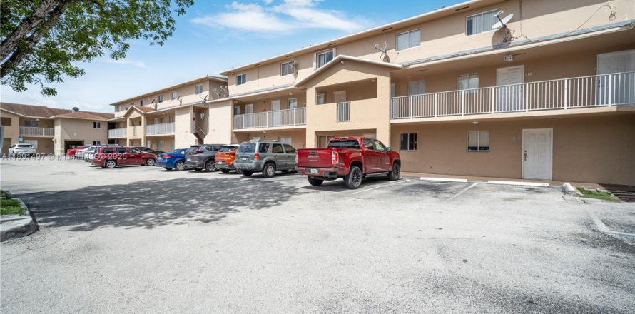 Condo in Hialeah, Florida, 2 bedrooms  № 1944122