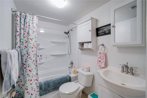 Condo in Hialeah, Florida, 2 bedrooms  № 1944122 - photo 11