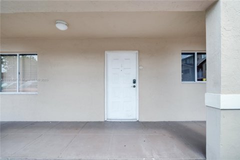 Condo in Hialeah, Florida, 2 bedrooms  № 1944122 - photo 3