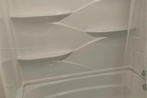Condo in Hialeah, Florida, 2 bedrooms  № 1944122 - photo 14