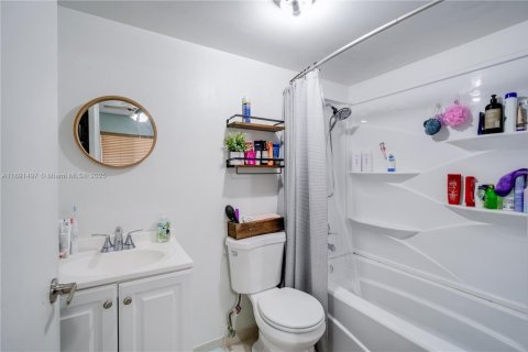 Condo in Hialeah, Florida, 2 bedrooms  № 1944122 - photo 10