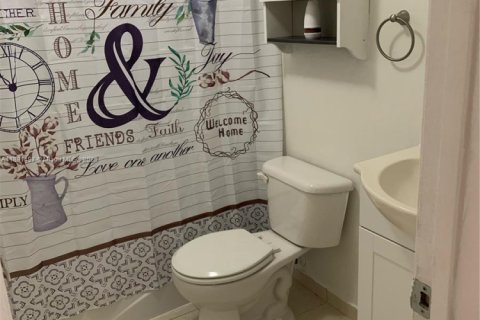 Condo in Hialeah, Florida, 2 bedrooms  № 1944122 - photo 17