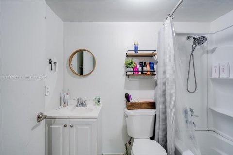 Condo in Hialeah, Florida, 2 bedrooms  № 1944122 - photo 9