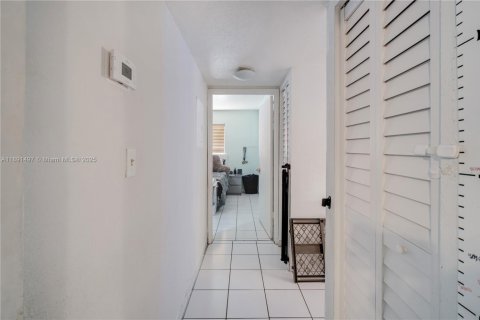 Condo in Hialeah, Florida, 2 bedrooms  № 1944122 - photo 7
