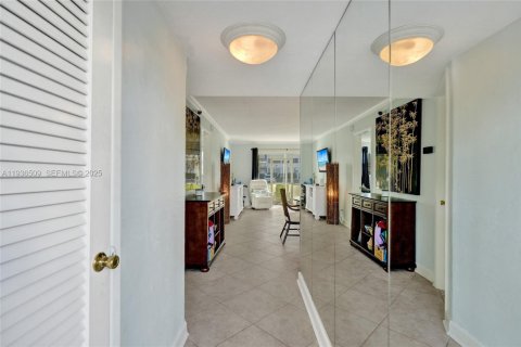 Copropriété à vendre à Hallandale Beach, Floride: 1 chambre, 82.68 m2 № 1994523 - photo 10