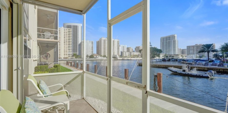 Condo à Hallandale Beach, Floride, 1 chambre  № 1994523