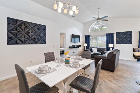 House in Davenport, Florida 4 bedrooms, 145.86 sq.m. № 2303204 - photo 3