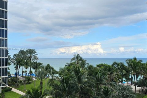 Studio in Sunny Isles Beach, Florida № 2082036