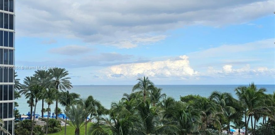 Studio in Sunny Isles Beach, Florida № 2082036