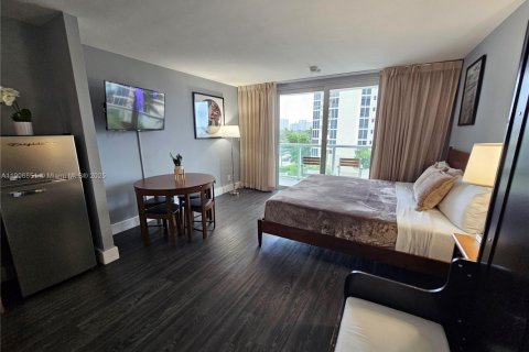 Apartment in Sunny Isles Beach, Florida 33.44 sq.m. № 2082036 - photo 10