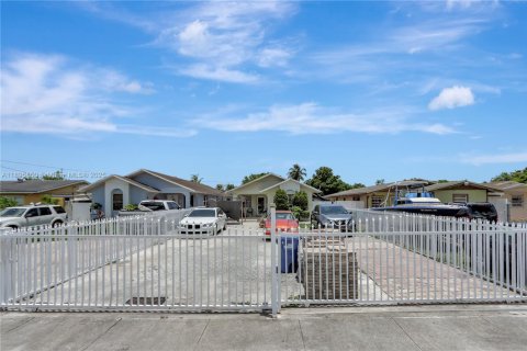 Immobilier commercial à vendre à Miami Gardens, Floride: 163.23 m2 № 1950249 - photo 1