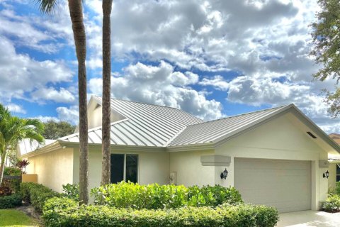 House in Jupiter, Florida 3 bedrooms, 194.07 sq.m. № 2088033