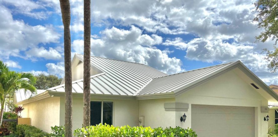 House in Jupiter, Florida 3 bedrooms, 194.07 sq.m. № 2088033
