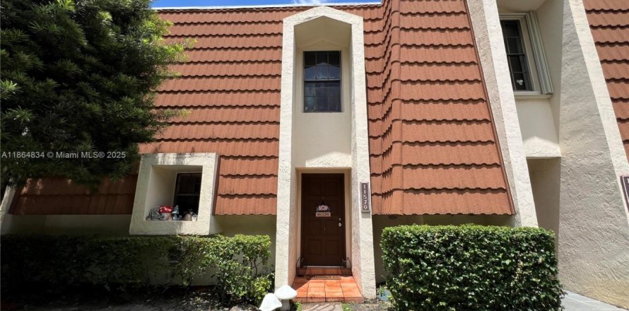Townhouse in Plantation, Florida 2 bedrooms, 150.13 sq.m. № 1893091