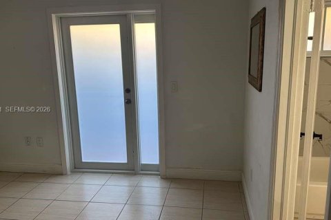 Casa en alquiler en Miami, Florida, 1 dormitorio, 177.26 m2 № 2024999 - foto 3