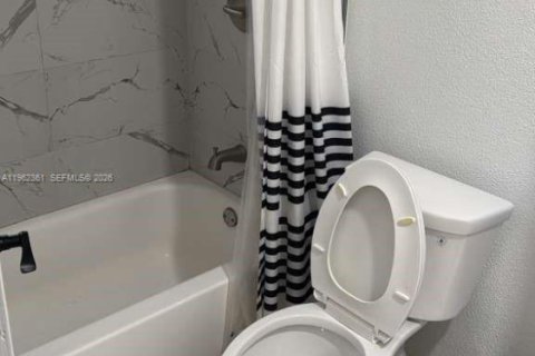 Casa en alquiler en Miami, Florida, 1 dormitorio, 177.26 m2 № 2024999 - foto 6