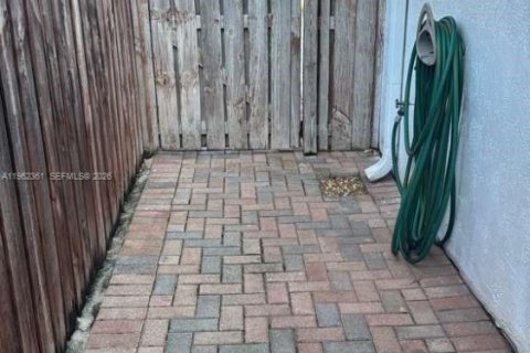 Casa en alquiler en Miami, Florida, 1 dormitorio, 177.26 m2 № 2024999 - foto 2