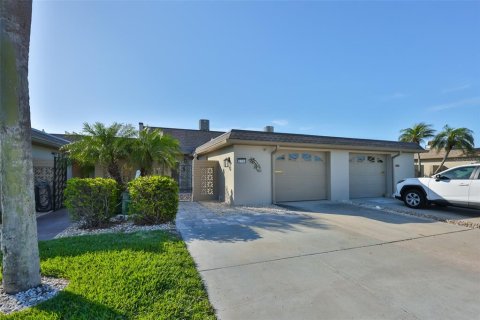 Casa en Saint Petersburg, Florida 2 dormitorios, 153.29 m2 № 2103503