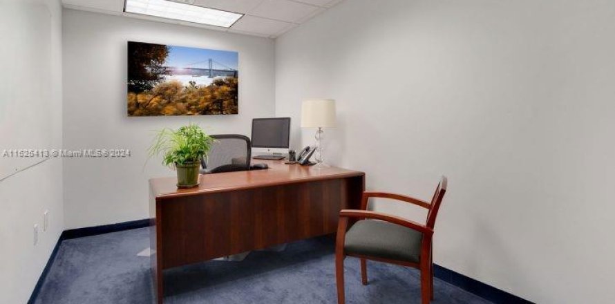 Bureau à Miami Gardens, Floride № 984196