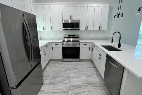 Villa ou maison à louer à Winter Haven, Floride: 5 chambres, 217.76 m2 № 1827310 - photo 3