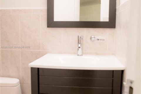 Condo in Miami, Florida, 2 bedrooms  № 1983962 - photo 6