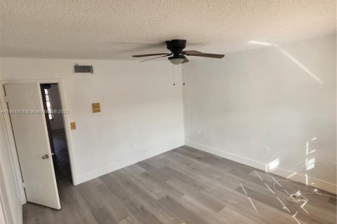 Снять в аренду таунхаус в Хайалиа, Флорида 3 спальни, 130.06м2, № 1955572 - фото 5