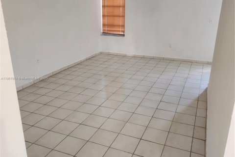 Снять в аренду таунхаус в Хайалиа, Флорида 3 спальни, 130.06м2, № 1955572 - фото 23