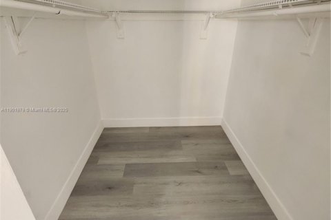 Снять в аренду таунхаус в Хайалиа, Флорида 3 спальни, 130.06м2, № 1955572 - фото 11