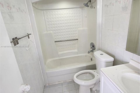 Снять в аренду таунхаус в Хайалиа, Флорида 3 спальни, 130.06м2, № 1955572 - фото 16