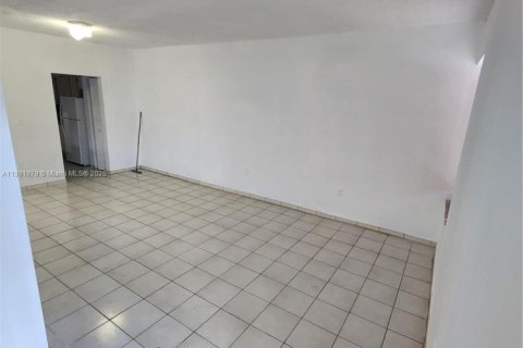 Снять в аренду таунхаус в Хайалиа, Флорида 3 спальни, 130.06м2, № 1955572 - фото 17