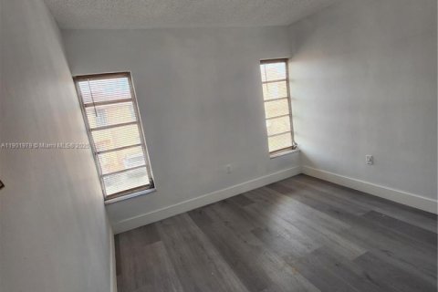 Снять в аренду таунхаус в Хайалиа, Флорида 3 спальни, 130.06м2, № 1955572 - фото 6