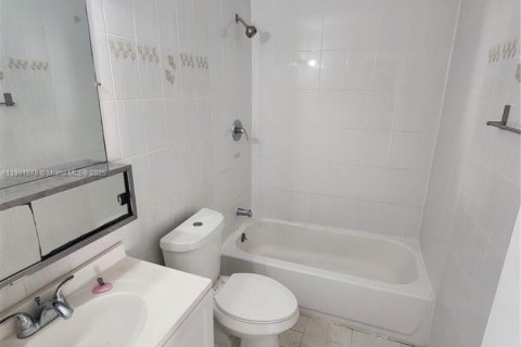 Снять в аренду таунхаус в Хайалиа, Флорида 3 спальни, 130.06м2, № 1955572 - фото 15