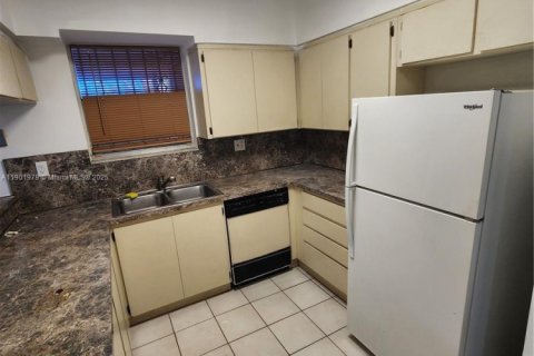 Снять в аренду таунхаус в Хайалиа, Флорида 3 спальни, 130.06м2, № 1955572 - фото 28