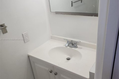 Снять в аренду таунхаус в Хайалиа, Флорида 3 спальни, 130.06м2, № 1955572 - фото 25