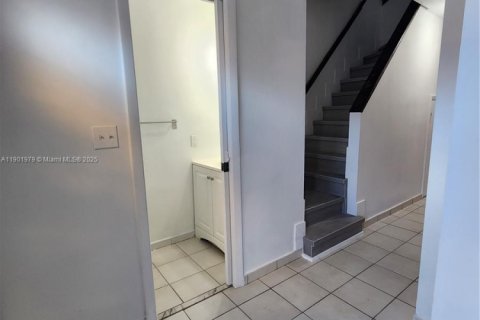 Снять в аренду таунхаус в Хайалиа, Флорида 3 спальни, 130.06м2, № 1955572 - фото 18