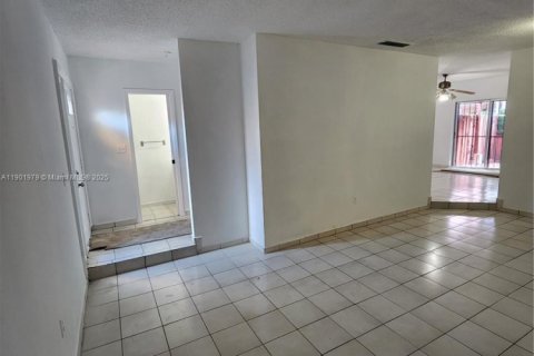 Снять в аренду таунхаус в Хайалиа, Флорида 3 спальни, 130.06м2, № 1955572 - фото 19