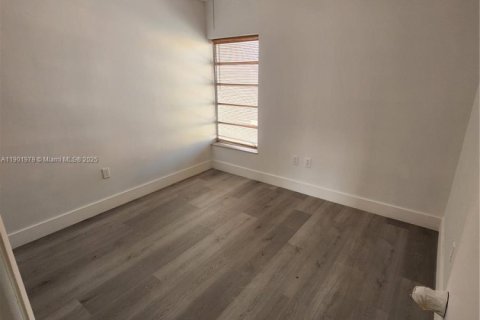 Снять в аренду таунхаус в Хайалиа, Флорида 3 спальни, 130.06м2, № 1955572 - фото 2