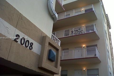 Condo in Hollywood, Florida, 2 bedrooms  № 1933903 - photo 24