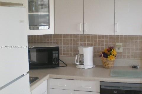 Condo in Hollywood, Florida, 2 bedrooms  № 1933903 - photo 11