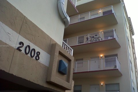 Condo in Hollywood, Florida, 2 bedrooms  № 1933903 - photo 15