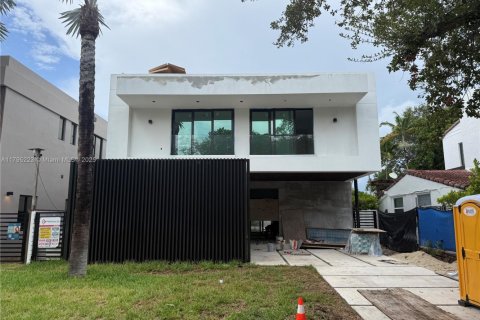 House in Miami, Florida 5 bedrooms № 1962595 - photo 2